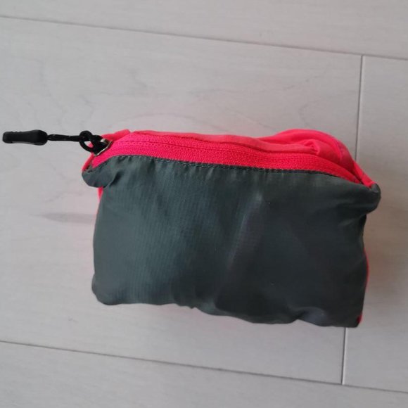 Like new Packable windbreaker in pocket running jacket xs - Picture 7 of 8
